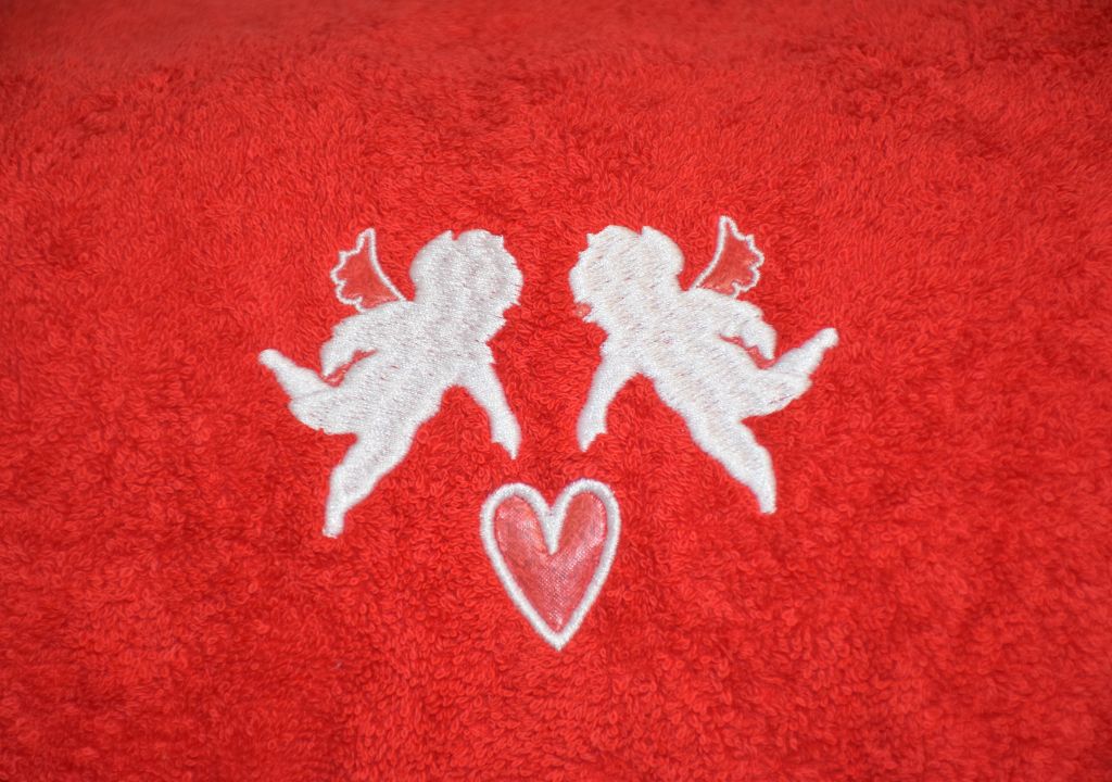 Eponge broderie blanc rouge saint valentin 