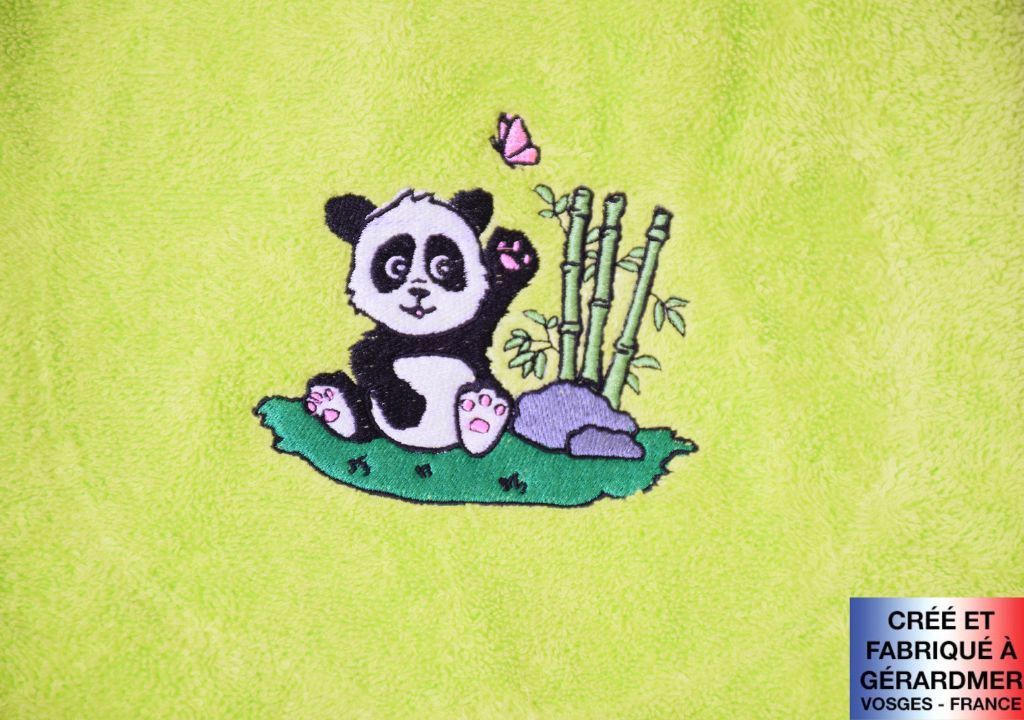Broderie d'un petit panda dans sa forêt fabrication française