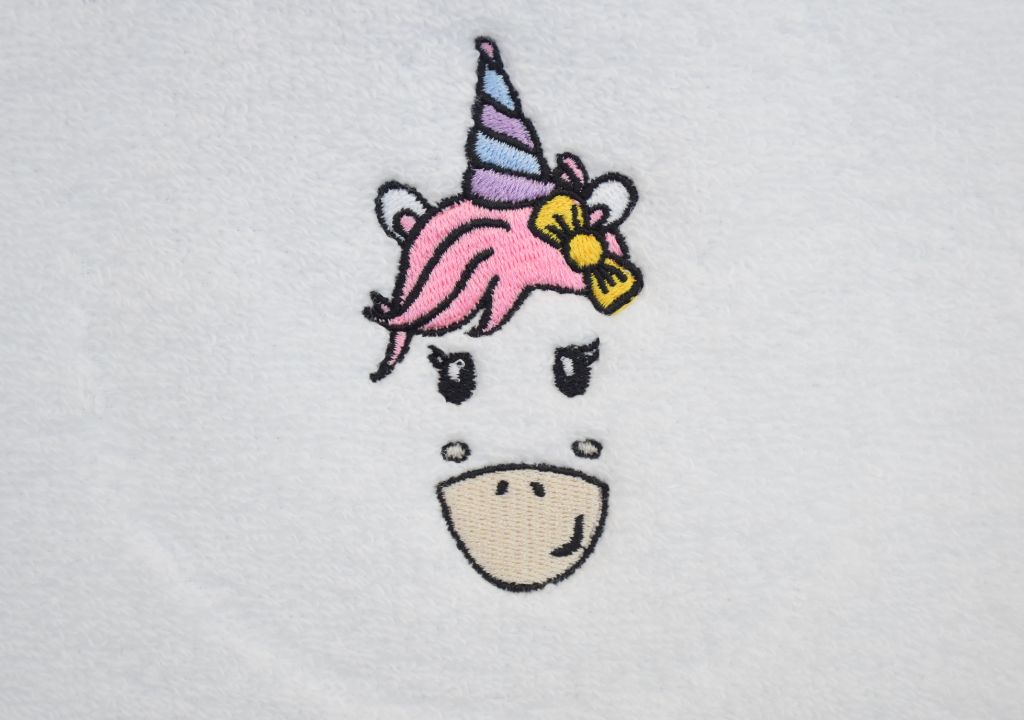 Bavoir à lacets brodé avec son motif licorne