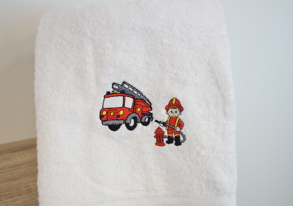 Logo brodé pompier sur serviette de toilette