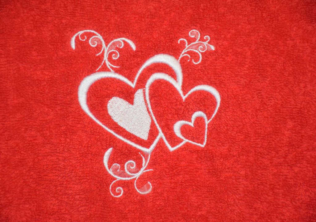 Eponge-broderie-blanc-rouge-saint valentin-