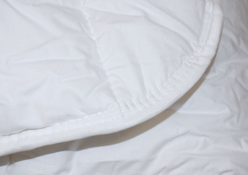 Détail de finition du biais blanc de la couette Douce Nuit Qualigel Ligne Verte